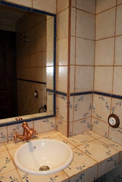 Baño de la habitación Gris