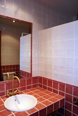 Baño de la habitación Roja
